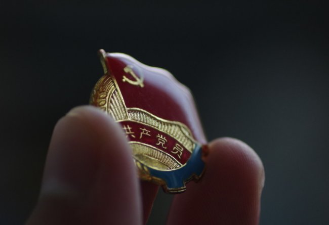 党的十九大报告指出全党要更加自觉的增强四个自信分别是什么