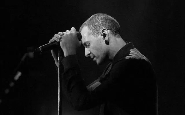 林肯公园主唱查斯特·贝宁顿为什么突然选择自杀？